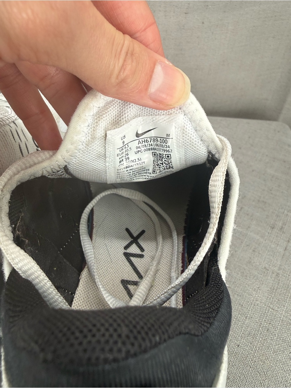 Nike Air Max 270 women’s Sz 9 Black White Running Shoes - Picture 4 of 9
